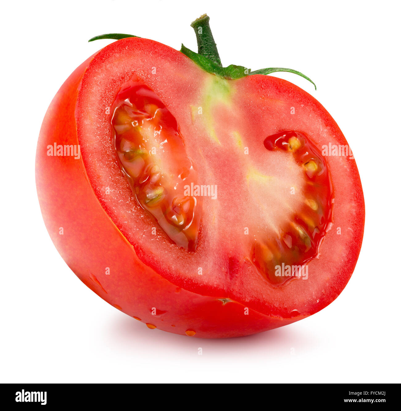 die Hälfte der Tomaten mit Wassertropfen auf dem weißen Hintergrund isoliert. Stockfoto