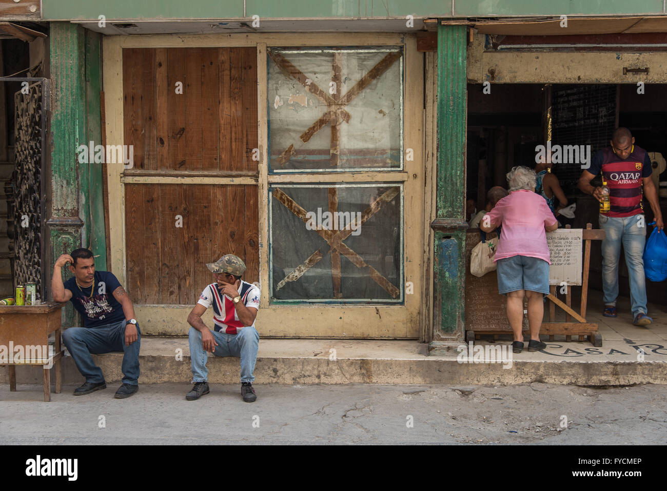 Kubanische Einheimischen gehen über ihr täglichen Leben in den Straßen von Alt-Havanna, Kuba.  Sehr entspannt und ohne Eile. Stockfoto