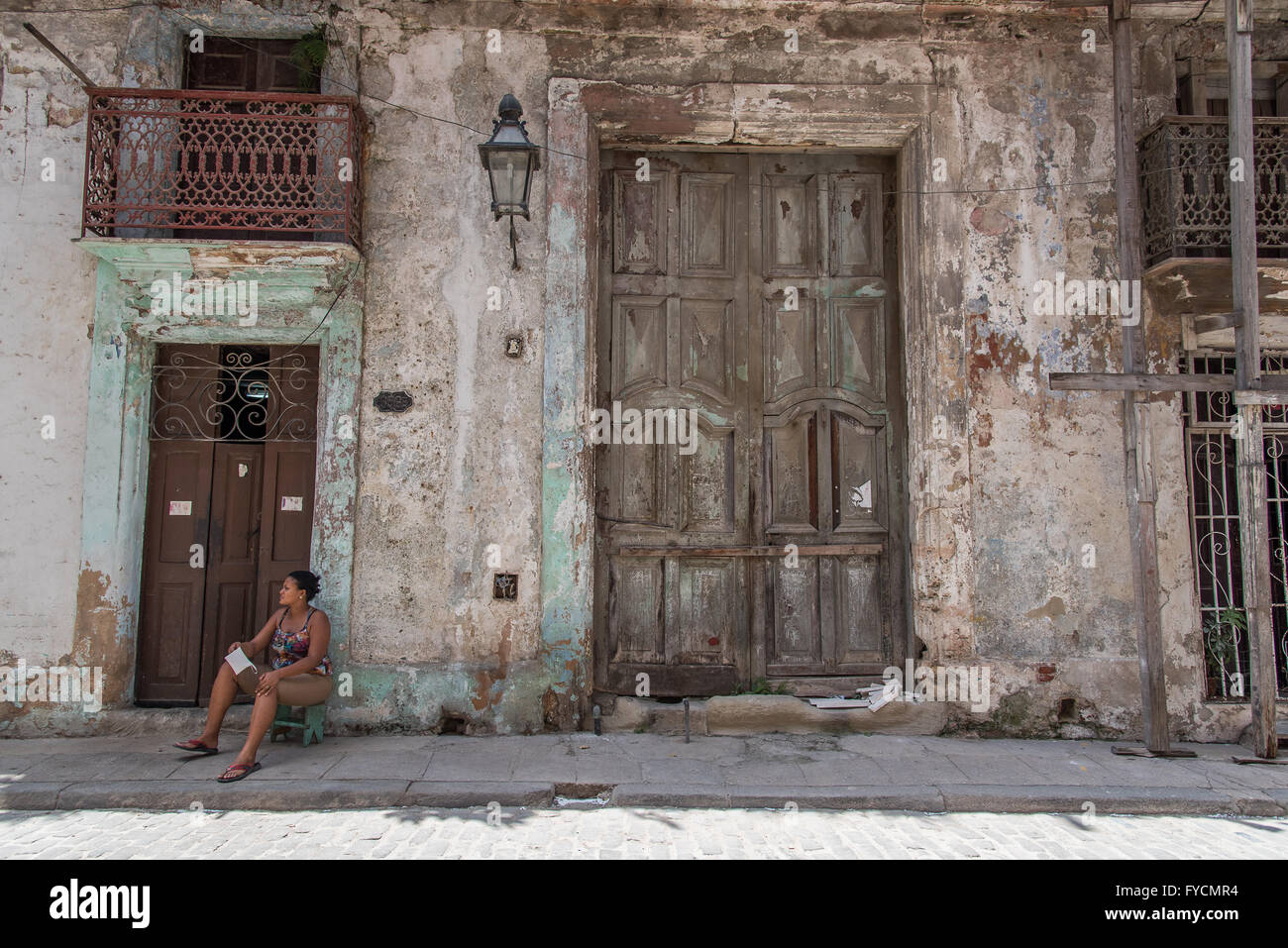 Kubanische Einheimischen gehen über ihr täglichen Leben in den Straßen von Alt-Havanna, Kuba.  Sehr entspannt und ohne Eile. Stockfoto