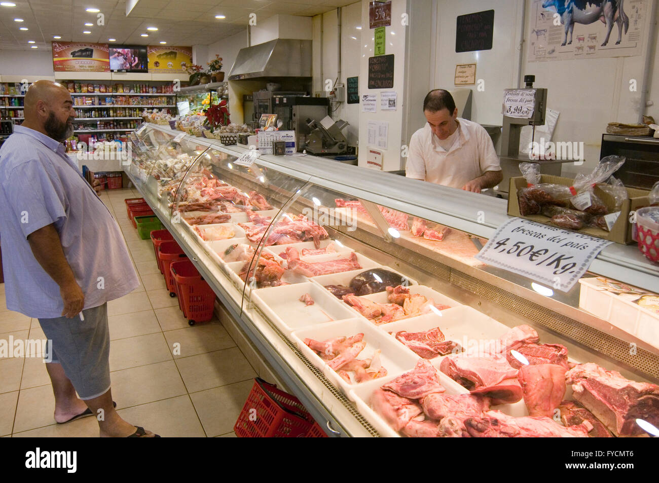 klassischer Supermarkt altmodisch gestaltet Lebensmitteleinzelhandel Einzelhändler Einzelhändler Einzelhandel frische Fleisch auf dem Display in Kühler Stockfoto