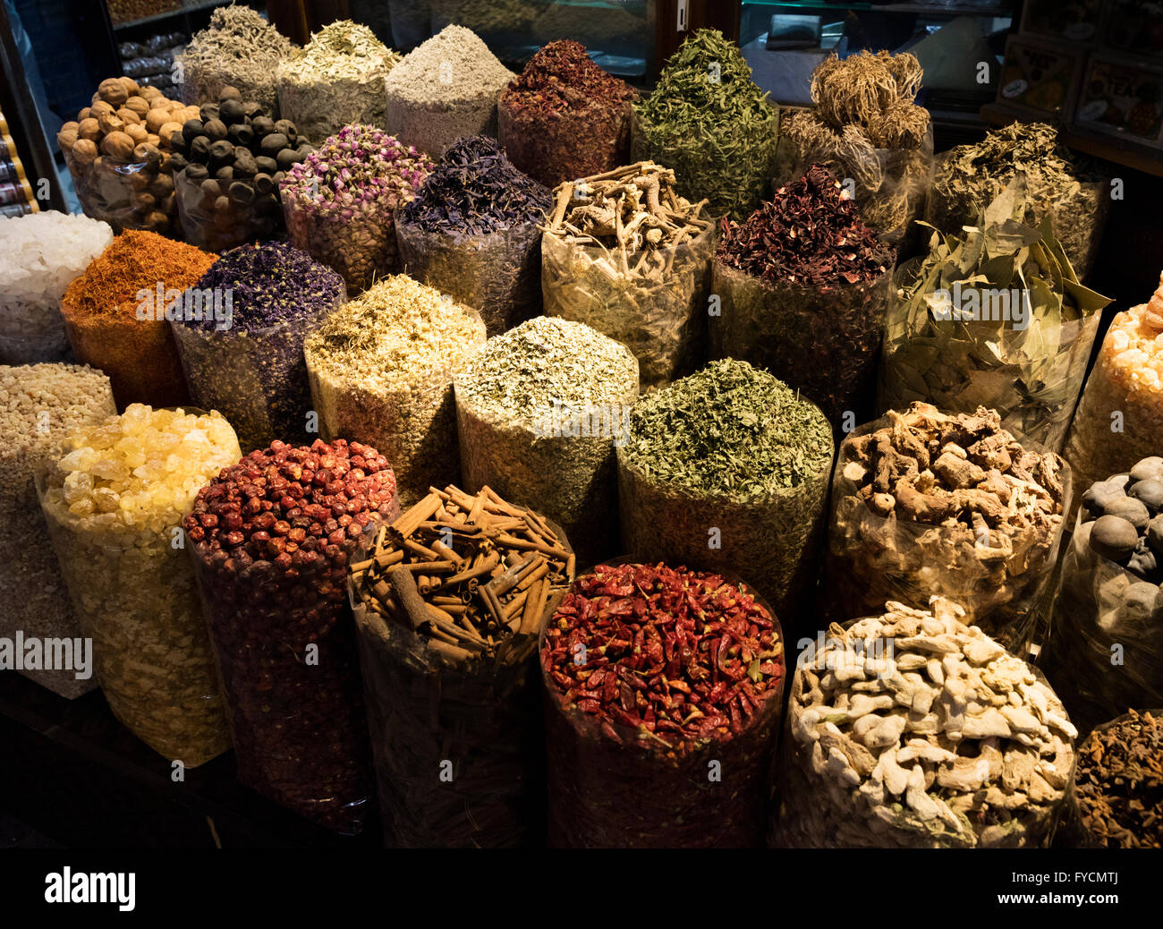Reihen von losen Gewürze zum Verkauf an der Spice Souk, Al Ras, Dubai, Vereinigte Arabische Emirate Stockfoto