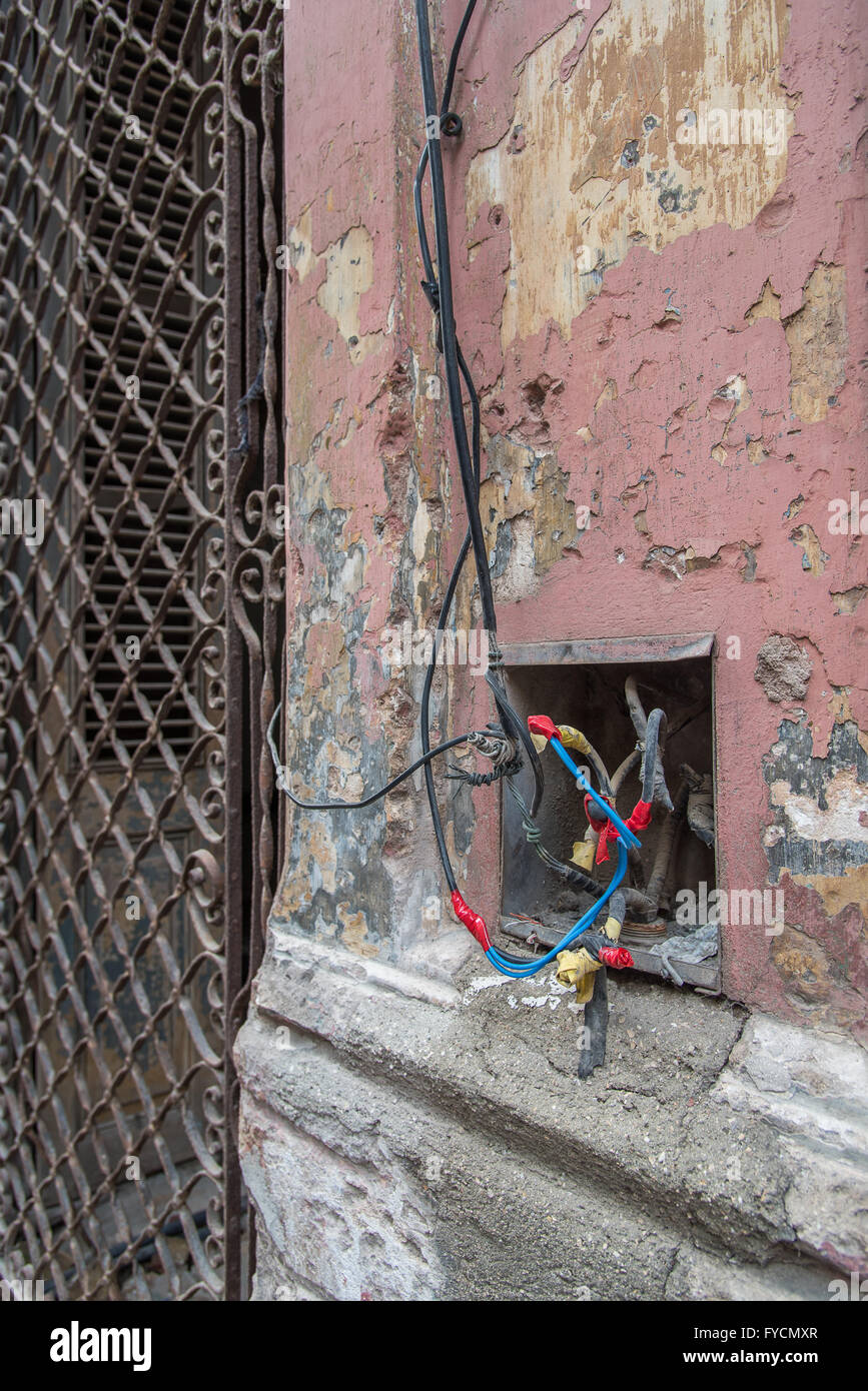 Alptraum Gesundheit und Sicherheit! Freiliegende elektrische Leitungen und rustikale Außenwand Altstadt von Havanna, Kuba. Stockfoto