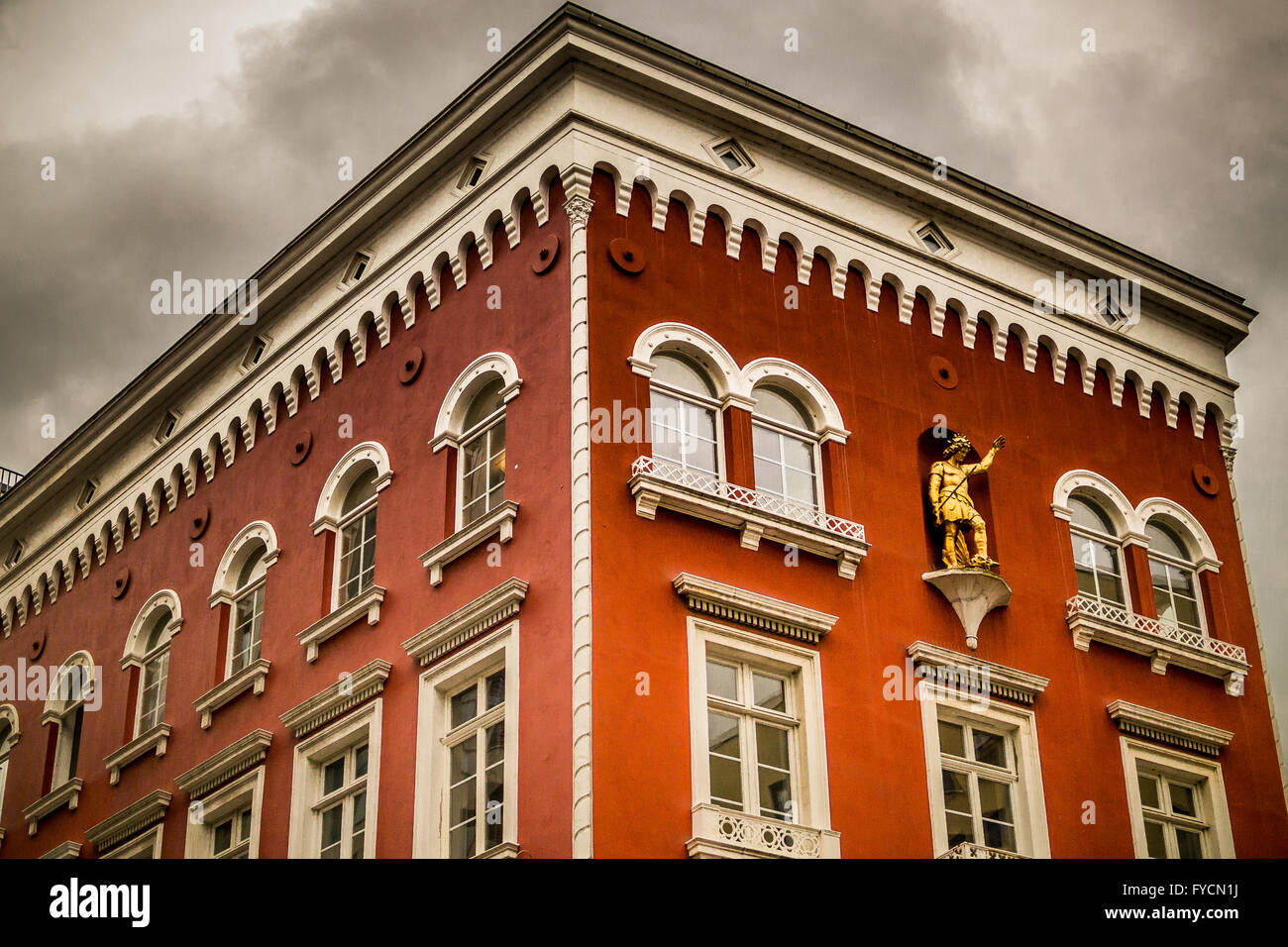 Ehemalige Apotheke (Niemitz-Apotheke) mit Statue des St. Georg Stockfoto
