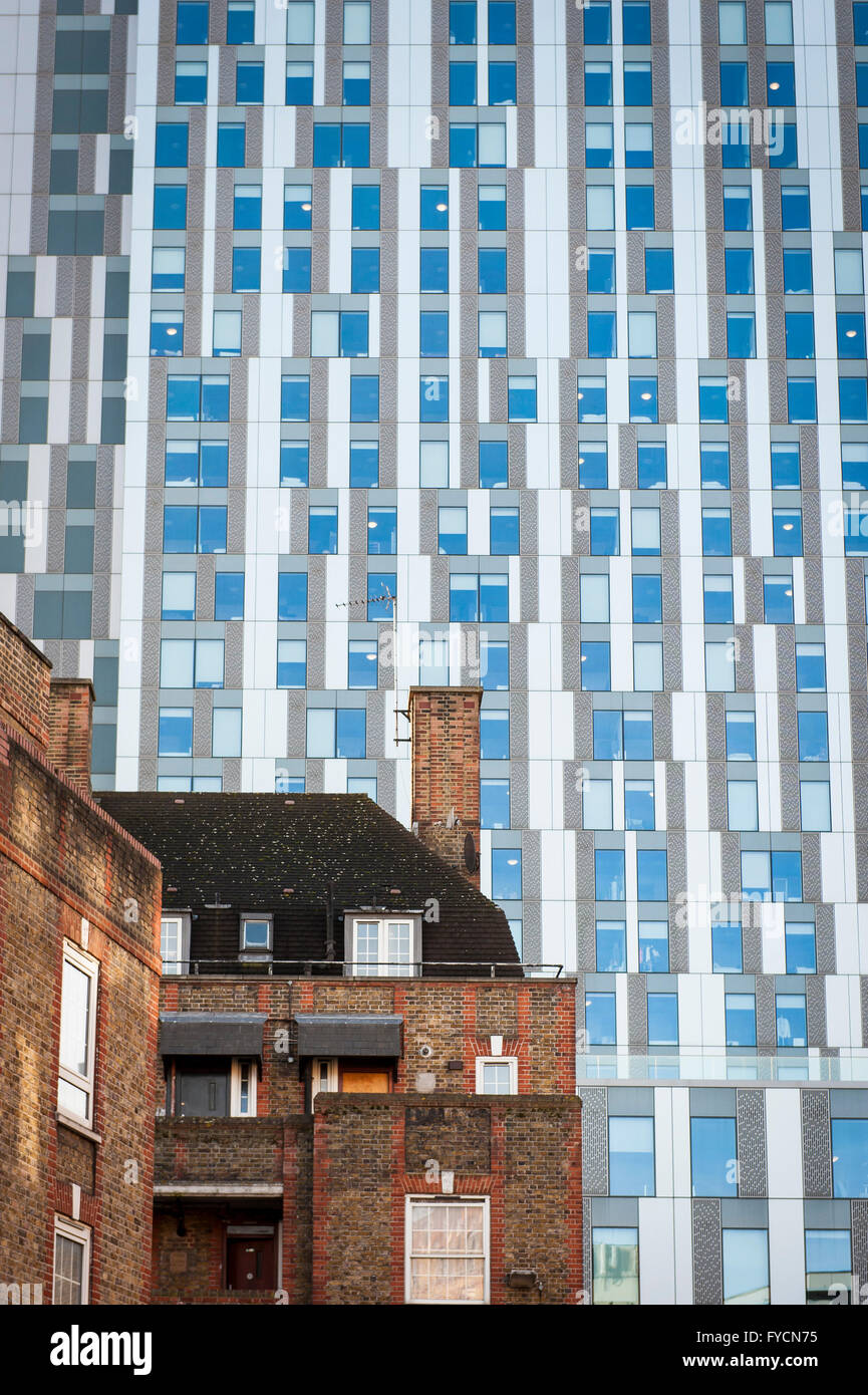 Tief kontrastierenden Gebäude im Londoner East End, wo neue Wolkenkratzer neben dem alten steigen. Stockfoto