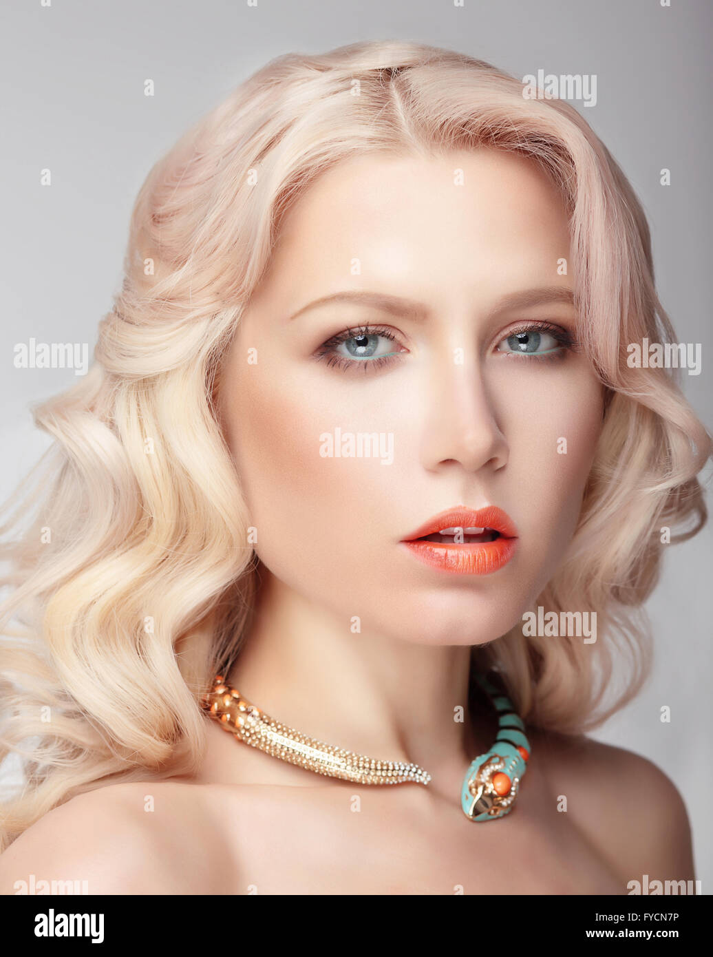 Porträt der Blondine mit blauen Augen und natürliches Make-up, Dekoration am Hals. Stockfoto