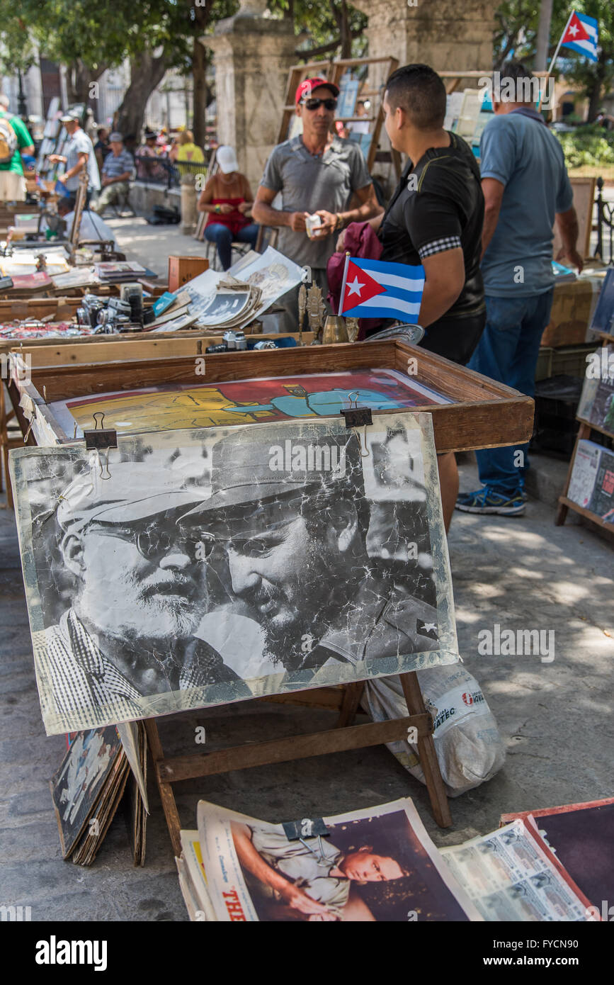 Auf dem Hauptplatz der Altstadt von Havanna, der Plaza de Armas, findet täglich ein Second-Hand-Markt statt, der Bücher, Reliquien, Sammlerstücke und Poster verkauft. Kuba Stockfoto