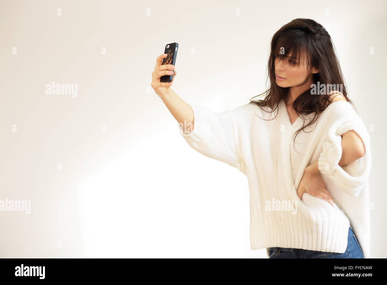 Mädchen nehmen Selfie. Natürliches Licht. Stockfoto