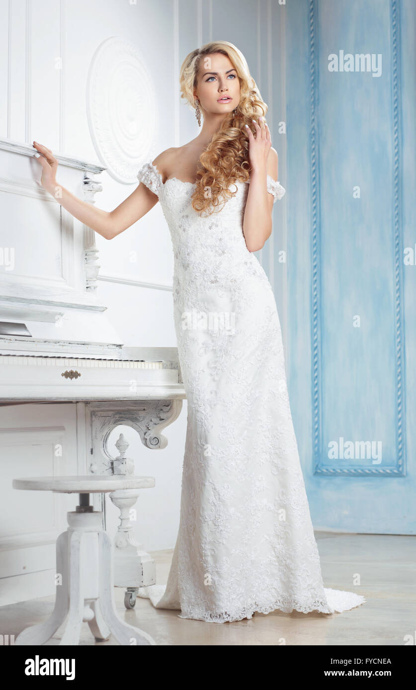 Die Braut im langen Kleid. Blonde, lange Zopf Frisur. Stockfoto