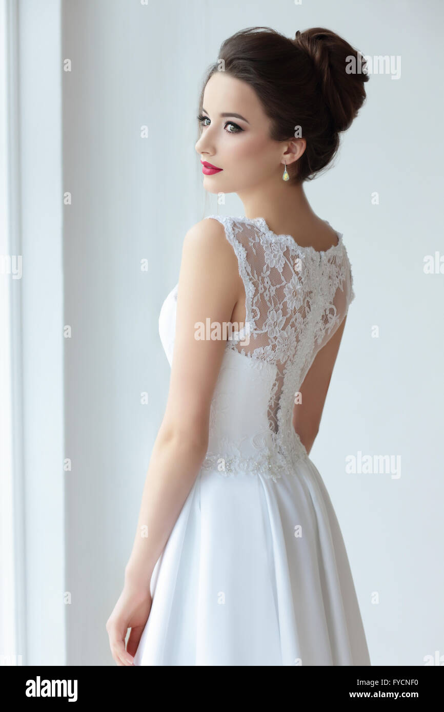 Der Braut im weißen Kleid mit Spitze. Stockfoto