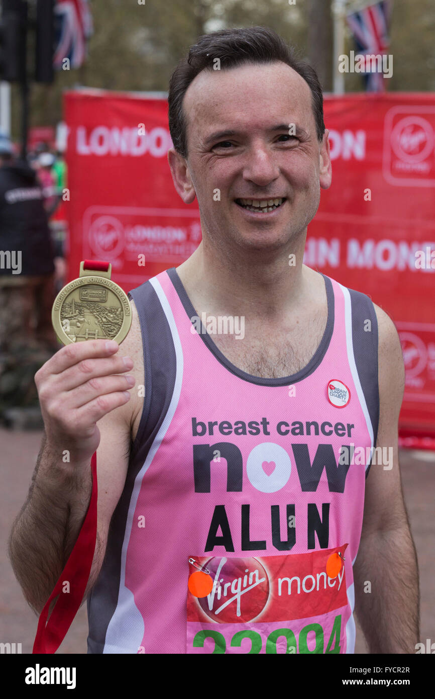 London, UK. 24. April 2016. Alun Cairns MP. Die 2016 beendet Geld Virgin London-Marathon auf der Mall, London, Vereinigtes Königreich. © Bilder/Alamy lebendige Live-Nachrichten Stockfoto