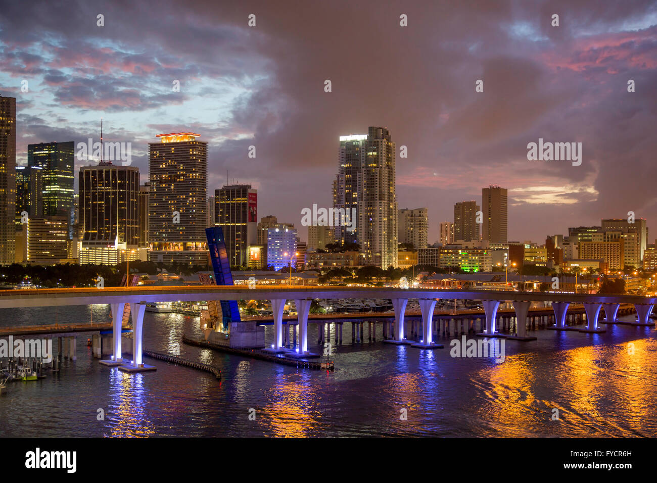 Dämmerung über den Hafen und die Gebäude von Miami, Florida, Vereinigte Staaten Stockfoto