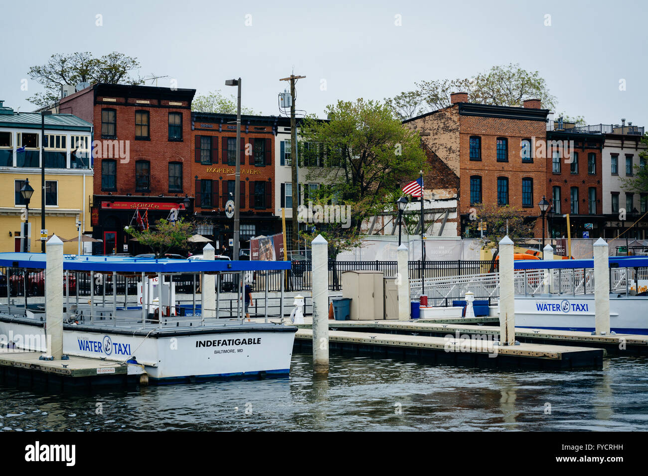 Schiffe und Gebäude in Fells Point, Baltimore, Maryland. Stockfoto