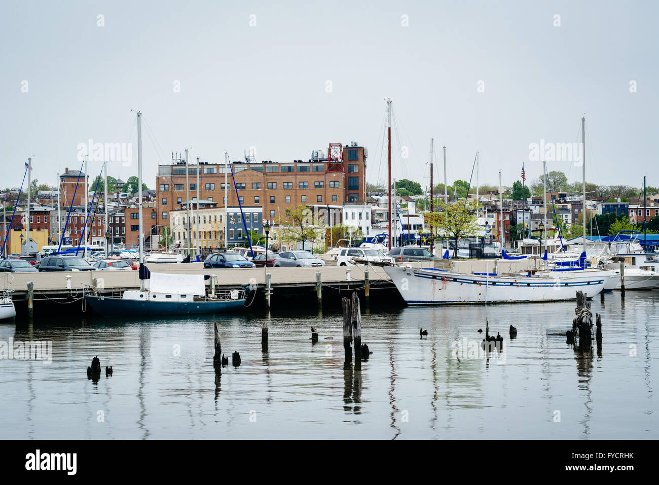 Boote und Gebäude an der Uferpromenade in Fells Point, Baltimore, Maryland. Stockfoto