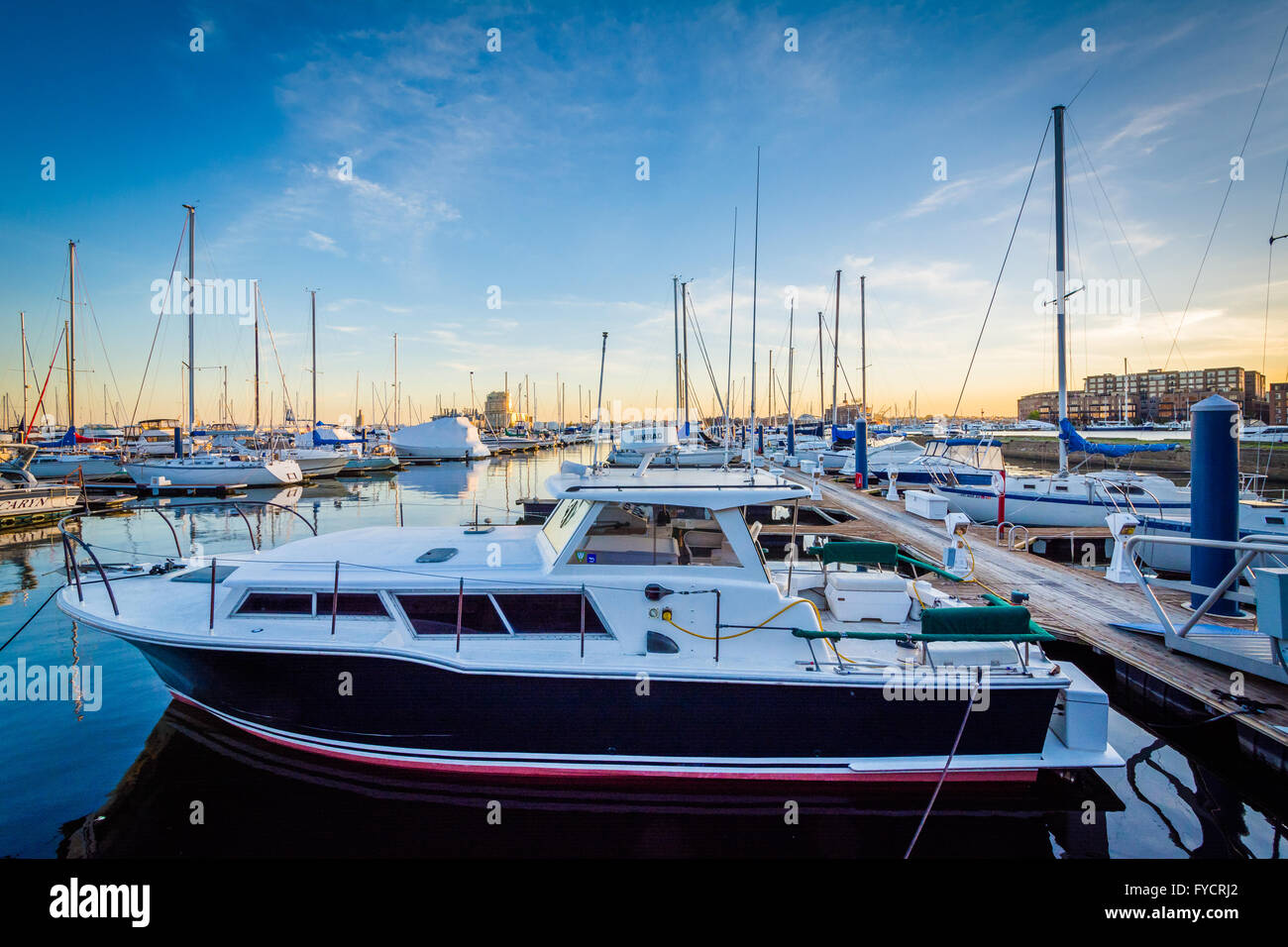 Boote in einer Marina in Kanton, Baltimore, Maryland angedockt. Stockfoto