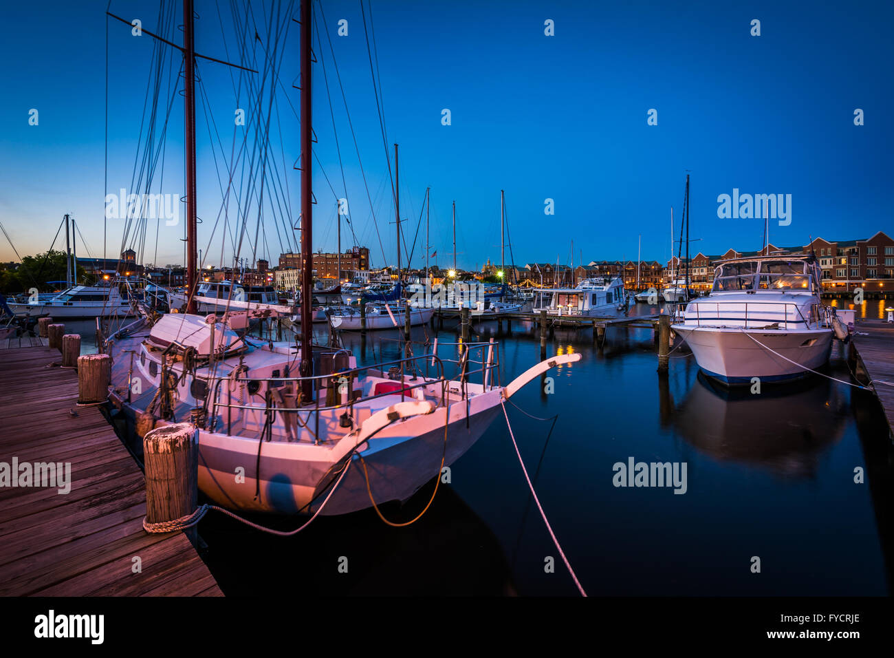 Boote in einer Marina in der Dämmerung, in Fells Point, Baltimore, Maryland. Stockfoto