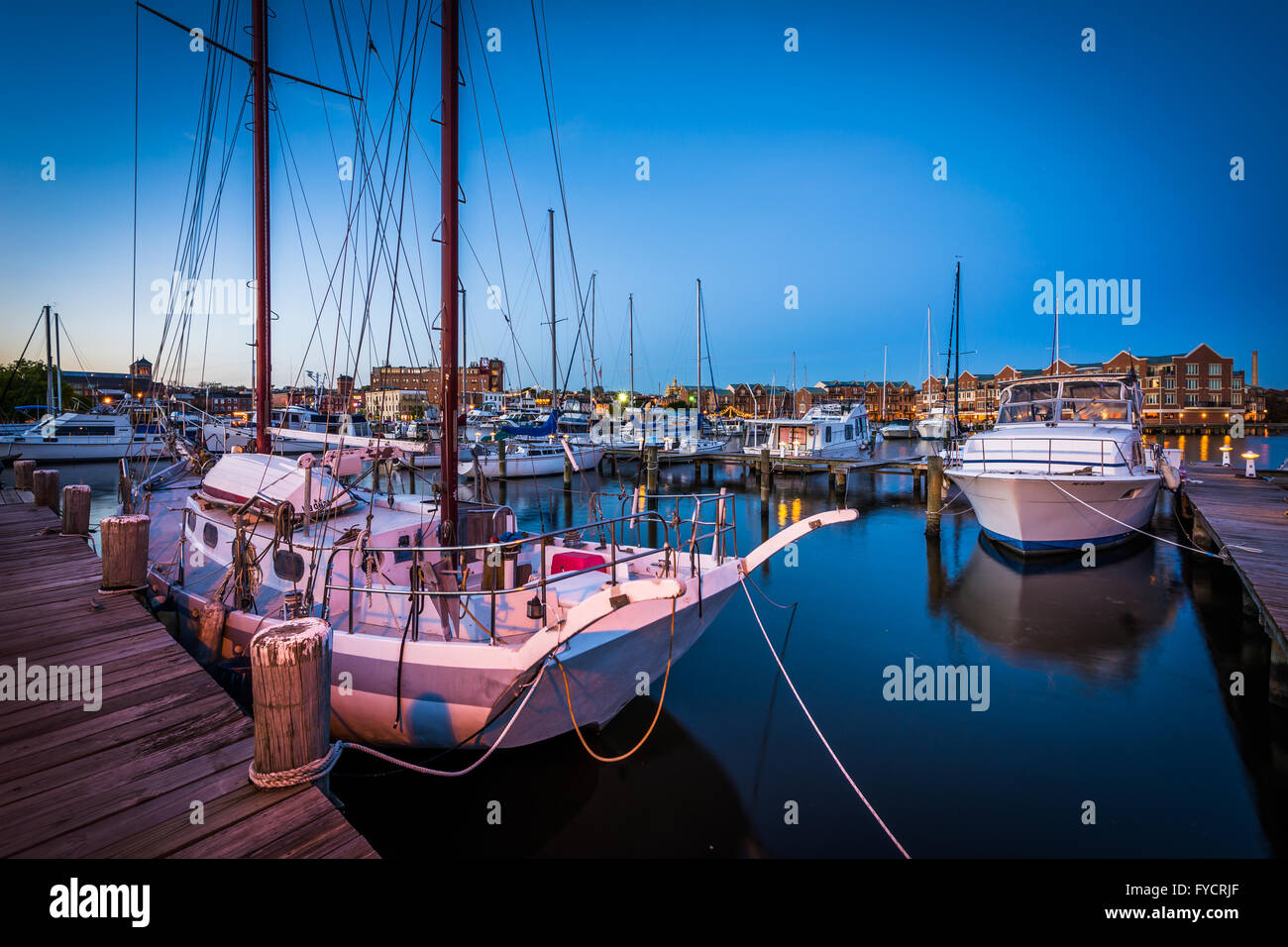 Boote in einer Marina in der Dämmerung, in Fells Point, Baltimore, Maryland. Stockfoto