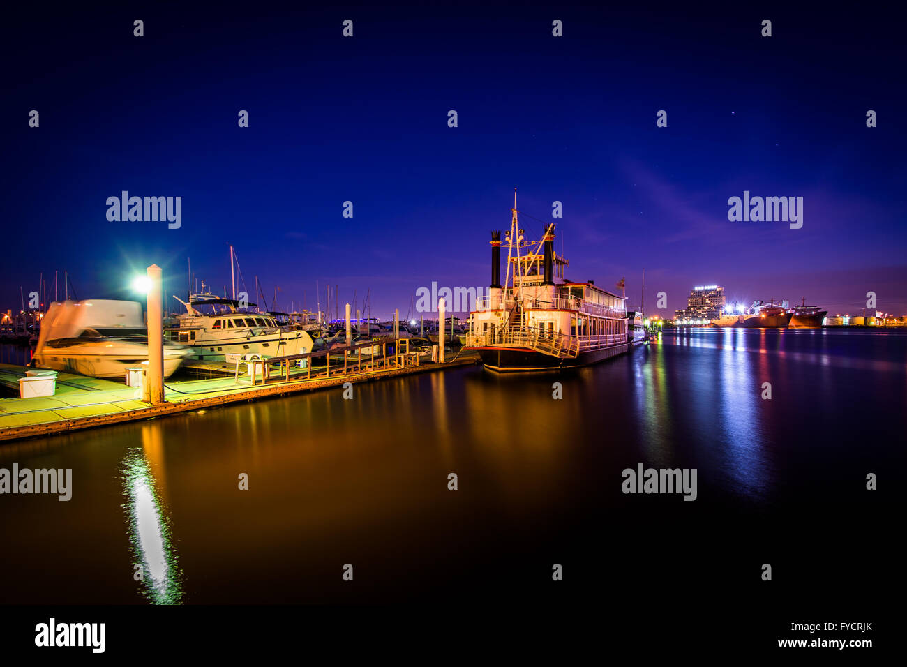 Boote am Ufer in der Nacht, im Kanton, Baltimore, Maryland. Stockfoto