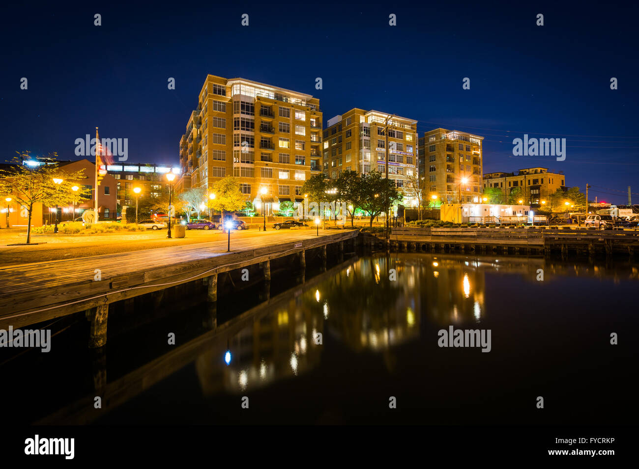 Gebäude an der Uferpromenade in der Nacht, im Fell es Point, Baltimore, Maryland. Stockfoto