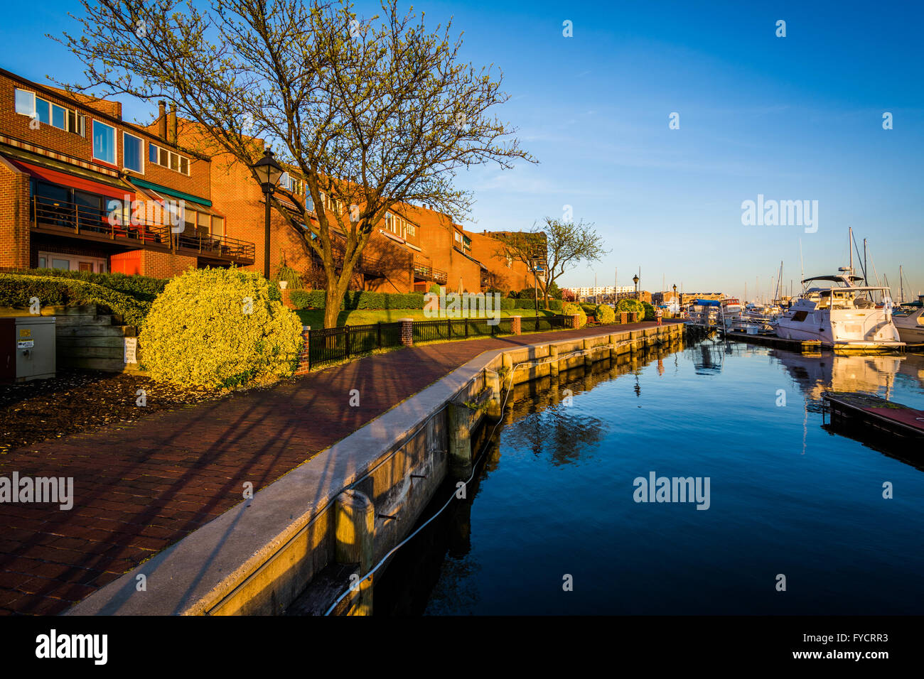 Häuser und Boote entlang der Uferpromenade in Kanton, Baltimore, Maryland. Stockfoto