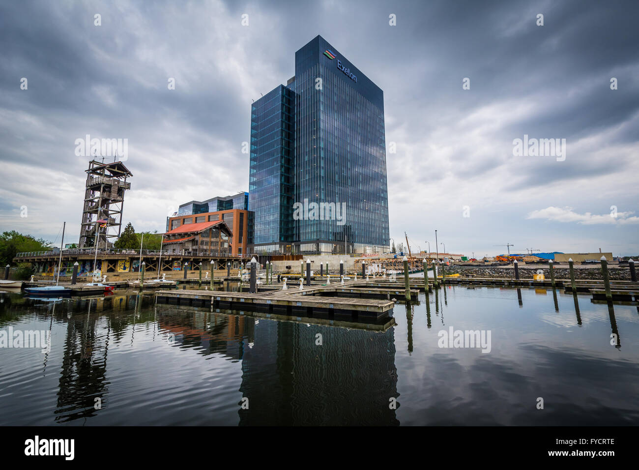 Moderne Gebäude und Marina im Hafen Ost, Baltimore, Maryland. Stockfoto