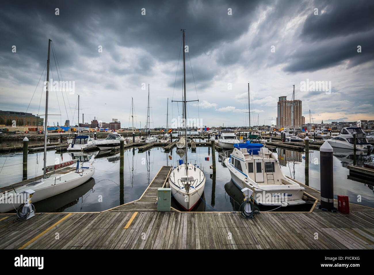 Gewitterwolken über Docks und Boote im Hafen Ost, Baltimore, Maryland. Stockfoto