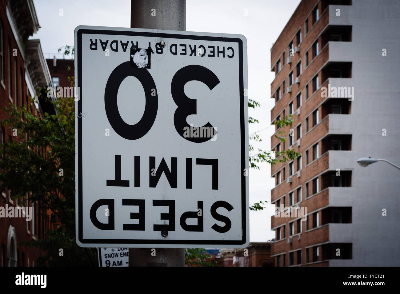 Upside-down Tempolimit unterzeichnen in Midtown-Belvedere, Baltimore, Maryland. Stockfoto Upside-down Tempolimit unterzeichnen in Midtown-Belvedere, Baltimore, Maryland. Stockfoto