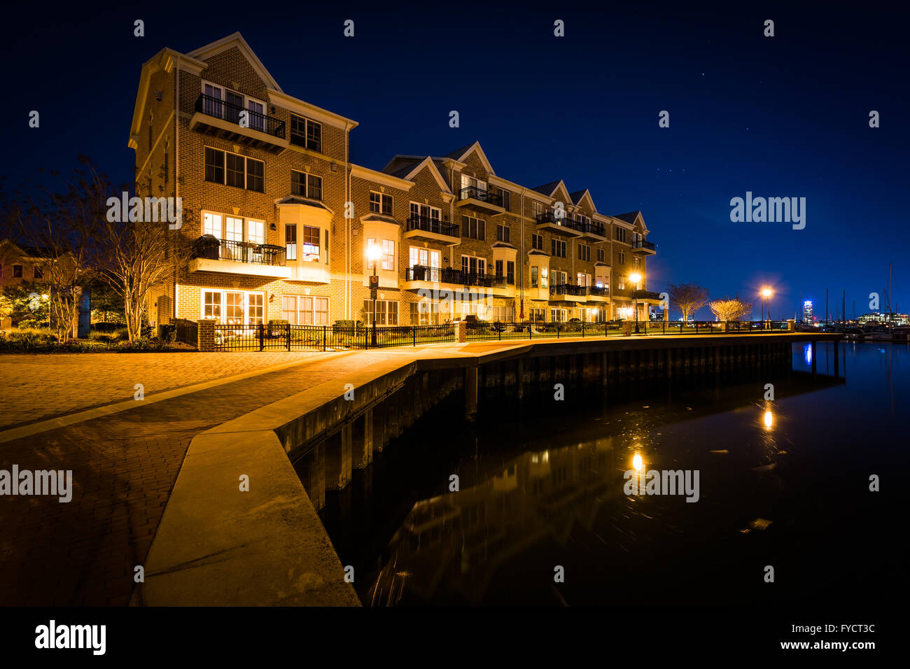 Waterfront Wohnanlage in der Nacht, im Kanton, Baltimore, Maryland. Stockfoto