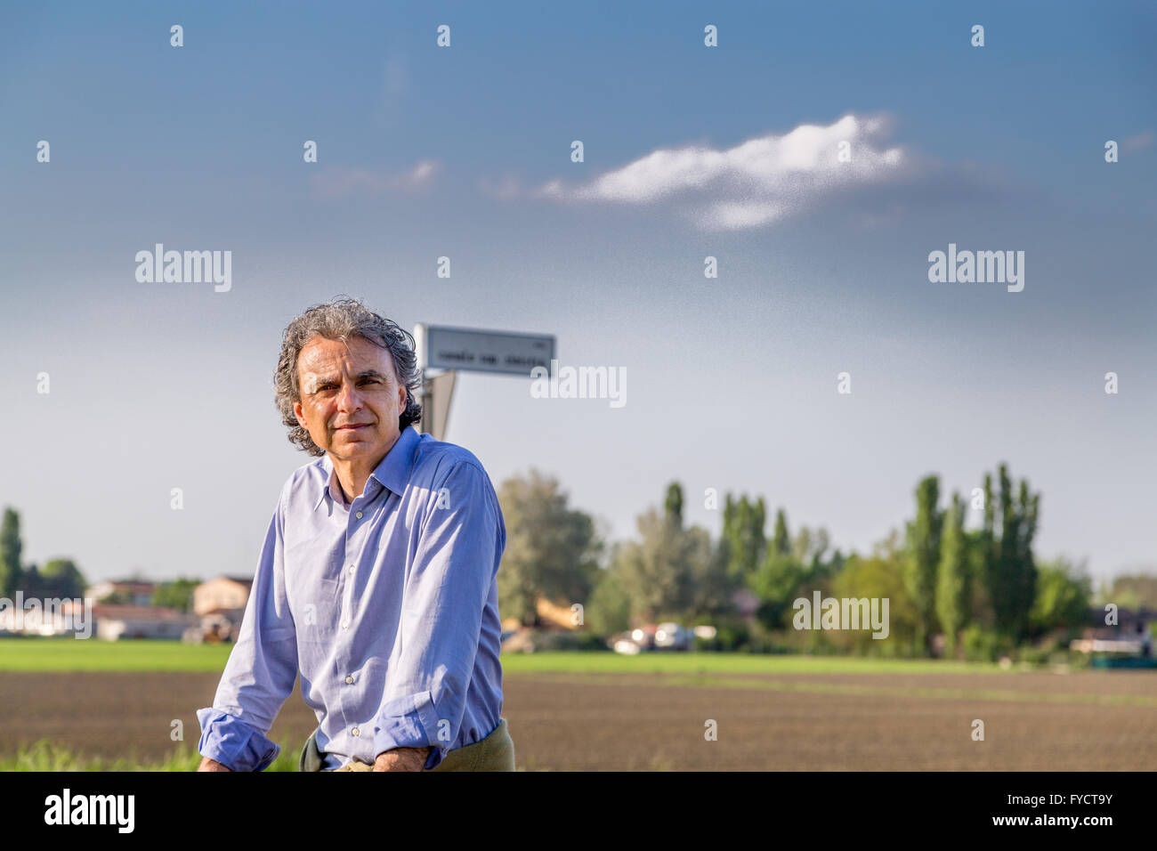 im mittleren Alter Mann im Hemd mit aufgerollten Ärmeln in der Landschaft der Emilia Romagna Stockfoto