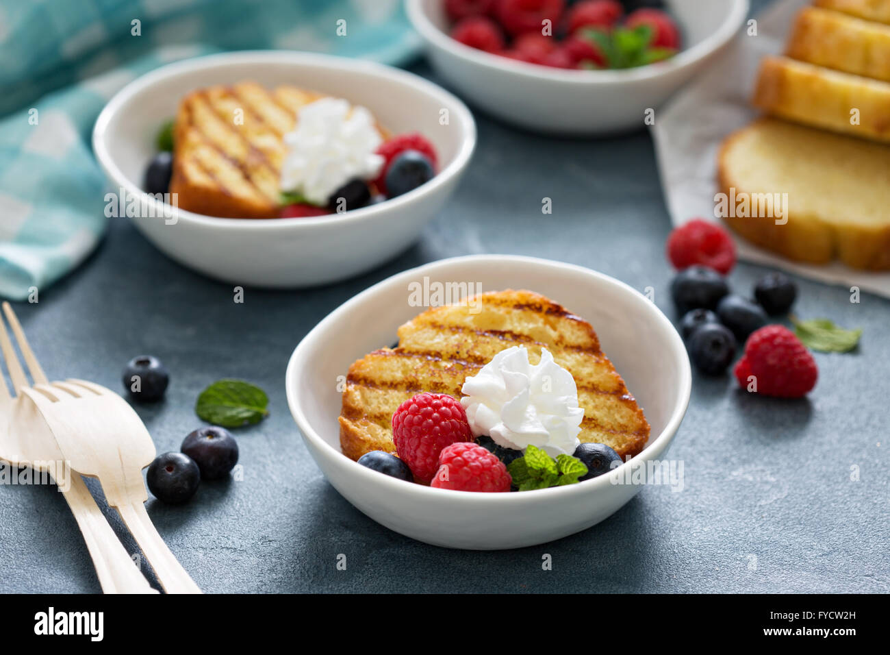 Gegrillte-lbs-Kuchen mit frischen Beeren Stockfoto