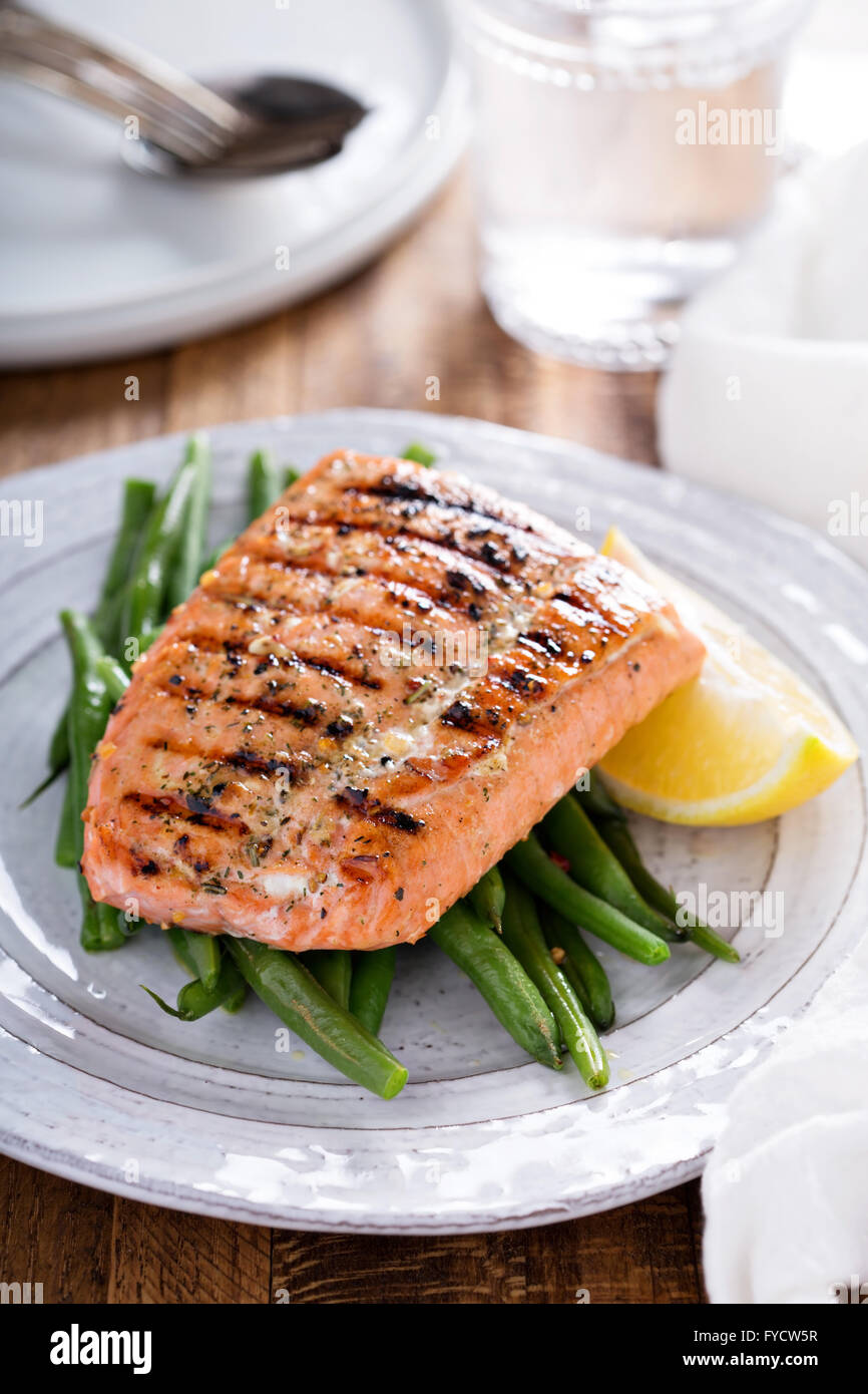 Gegrillter Lachs mit grünen Bohnen Stockfoto