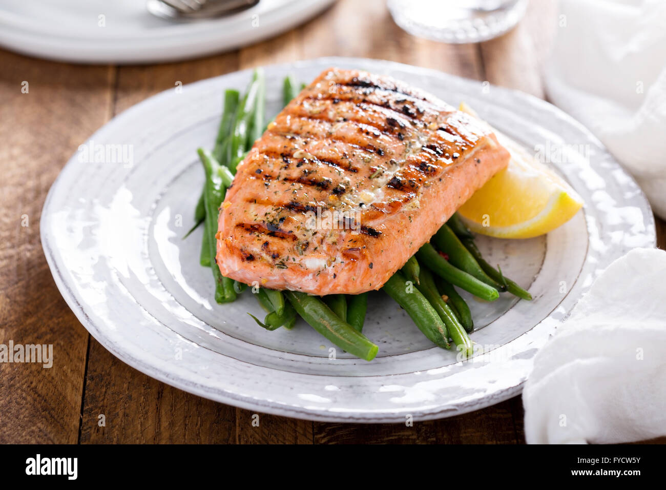 Gegrillter Lachs mit grünen Bohnen Stockfoto