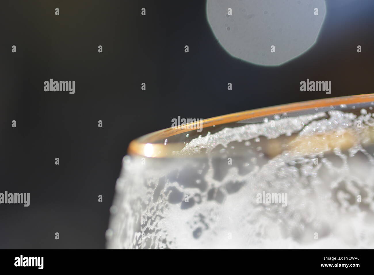 Goldene Bierglas mit Schaum Stockfoto