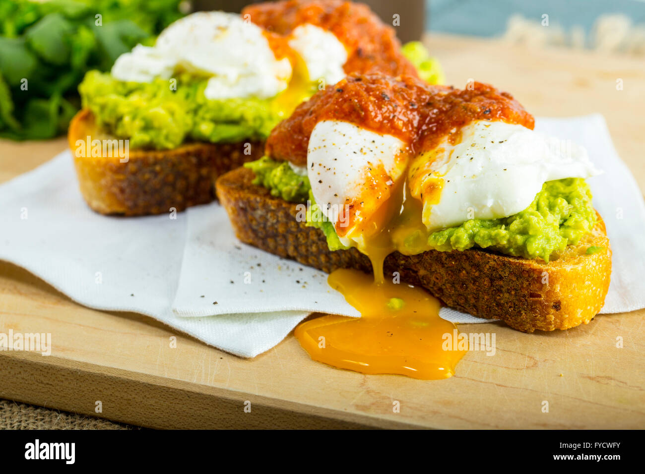 Avocado Toast mit pochierte Eier auf Schneidebrett Stockfoto