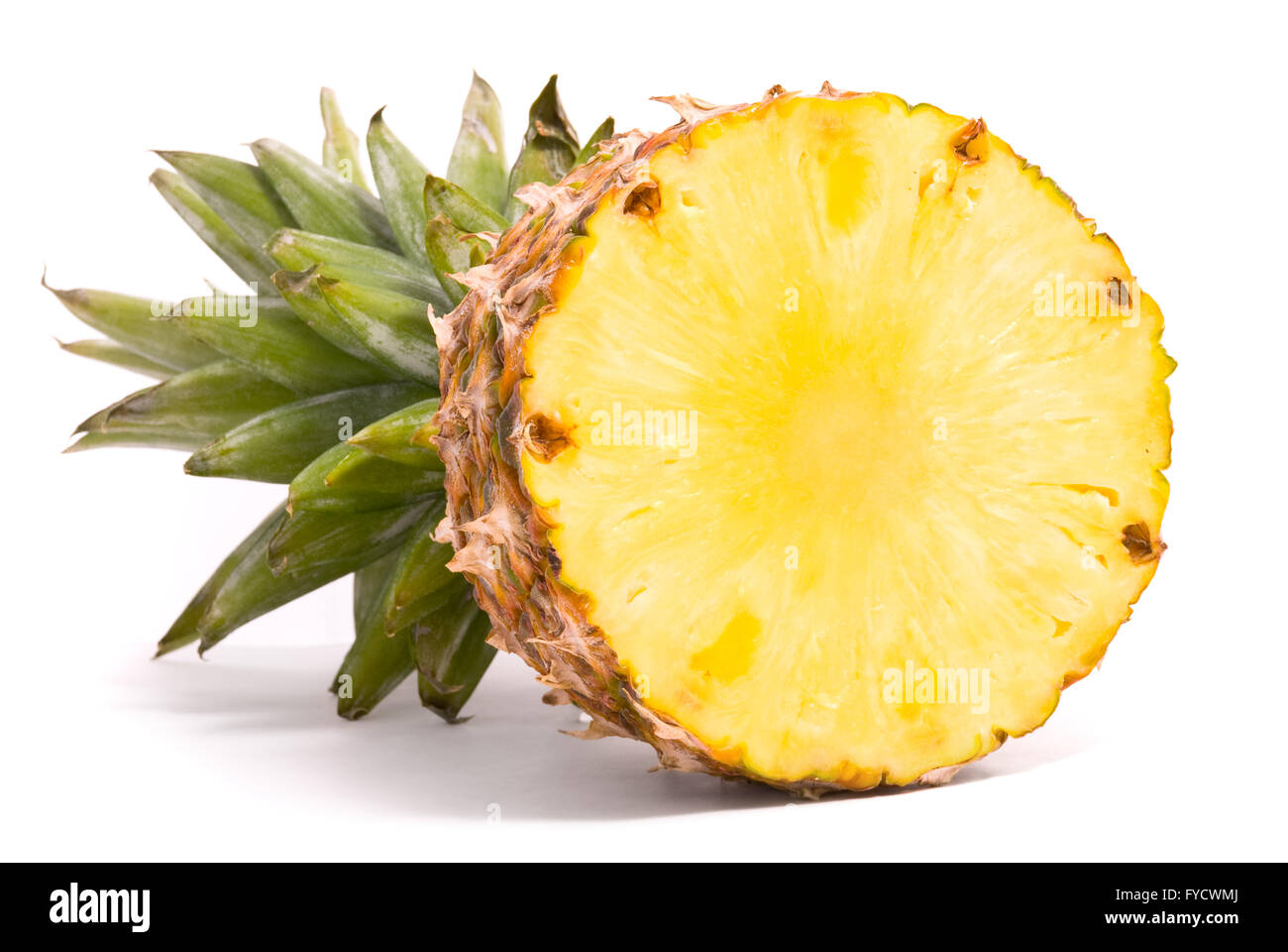 Geschnittene Ananas auf weißem Hintergrund Stockfoto