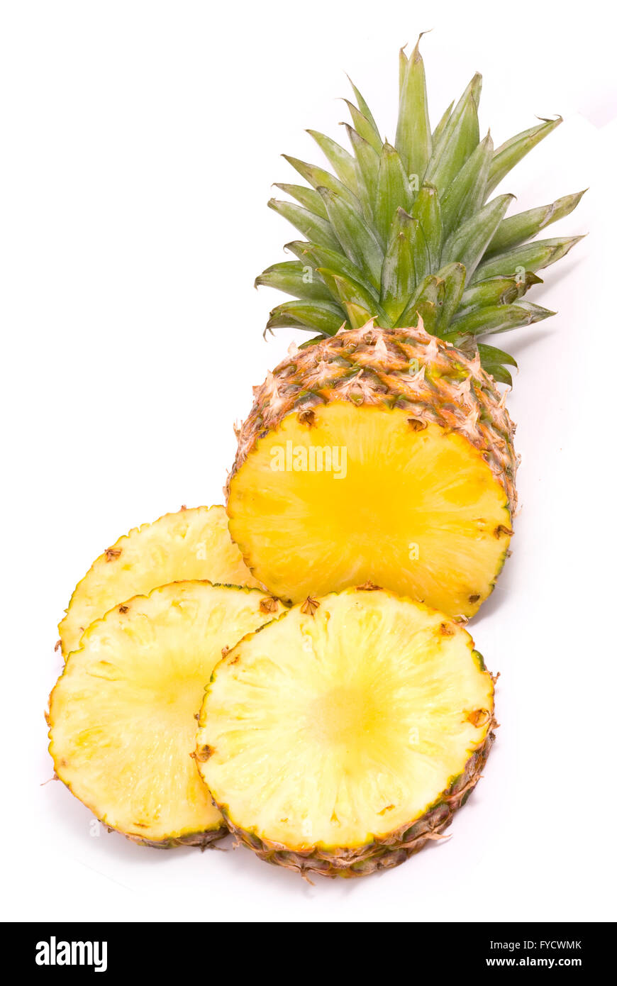 Geschnittene Ananas auf weißem Hintergrund Stockfoto