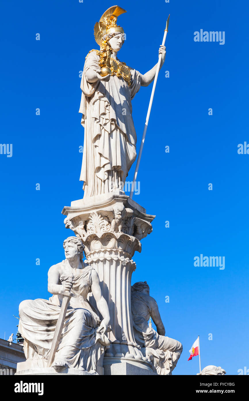 Pallas Athene-Brunnen vor dem österreichischen Parlament Gebäude, wurde es zwischen 1893 und 1902 von Carl Kundmann errichtet Stockfoto