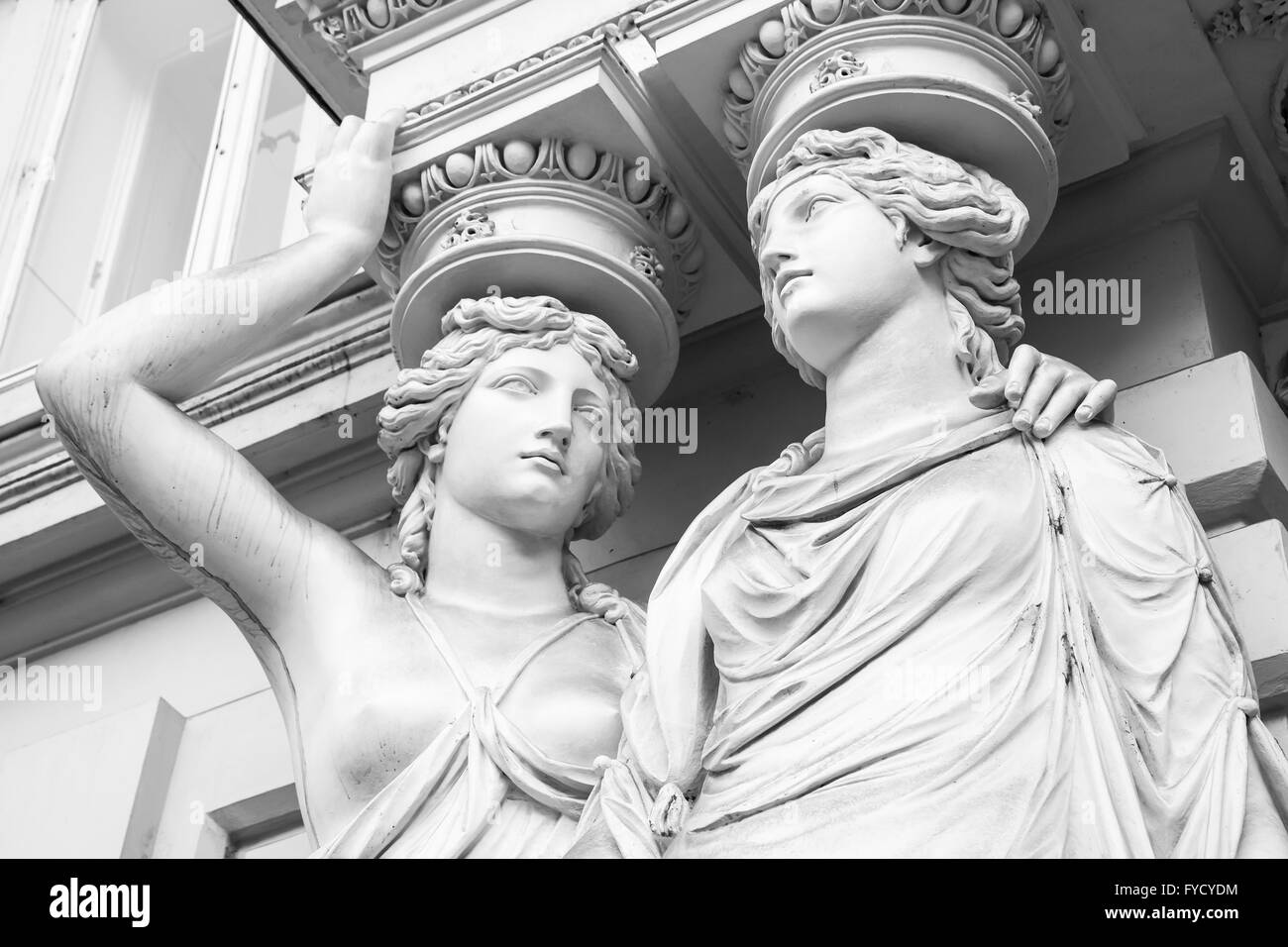 Karyatide. Statuen von zwei jungen Damen in Form eleganten Säulen, die eine Säulenhalle, Josefsplatz, in Wien. Schwarz / weiß Foto Stockfoto