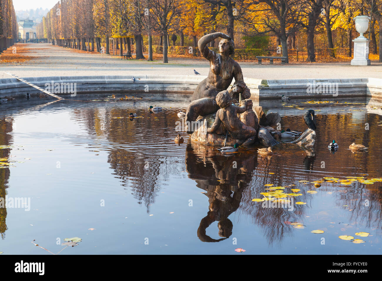 Leere Gasse und der alte Brunnen Statue. Schlosspark Schönbrunn im Herbstsaison, Wien, Österreich Stockfoto