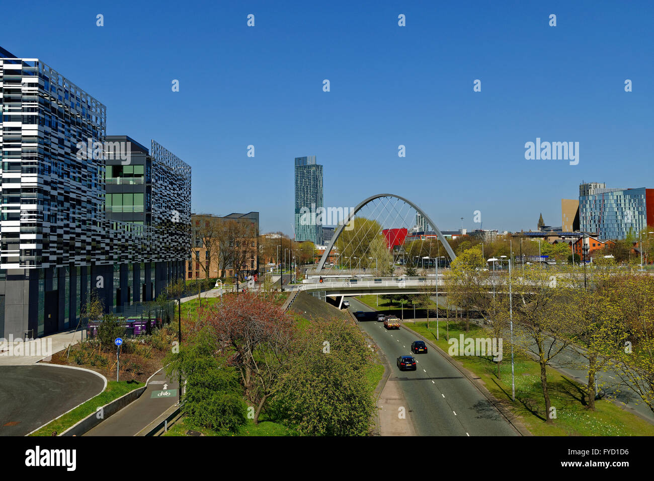 Ältere (2017) Skyline von Manchester von Süden mit Hulme Arch und Teil der Manchester Metropolitan University auf der linken Seite. Neuere 2021 Aufnahmen, die ich selbst habe. Stockfoto