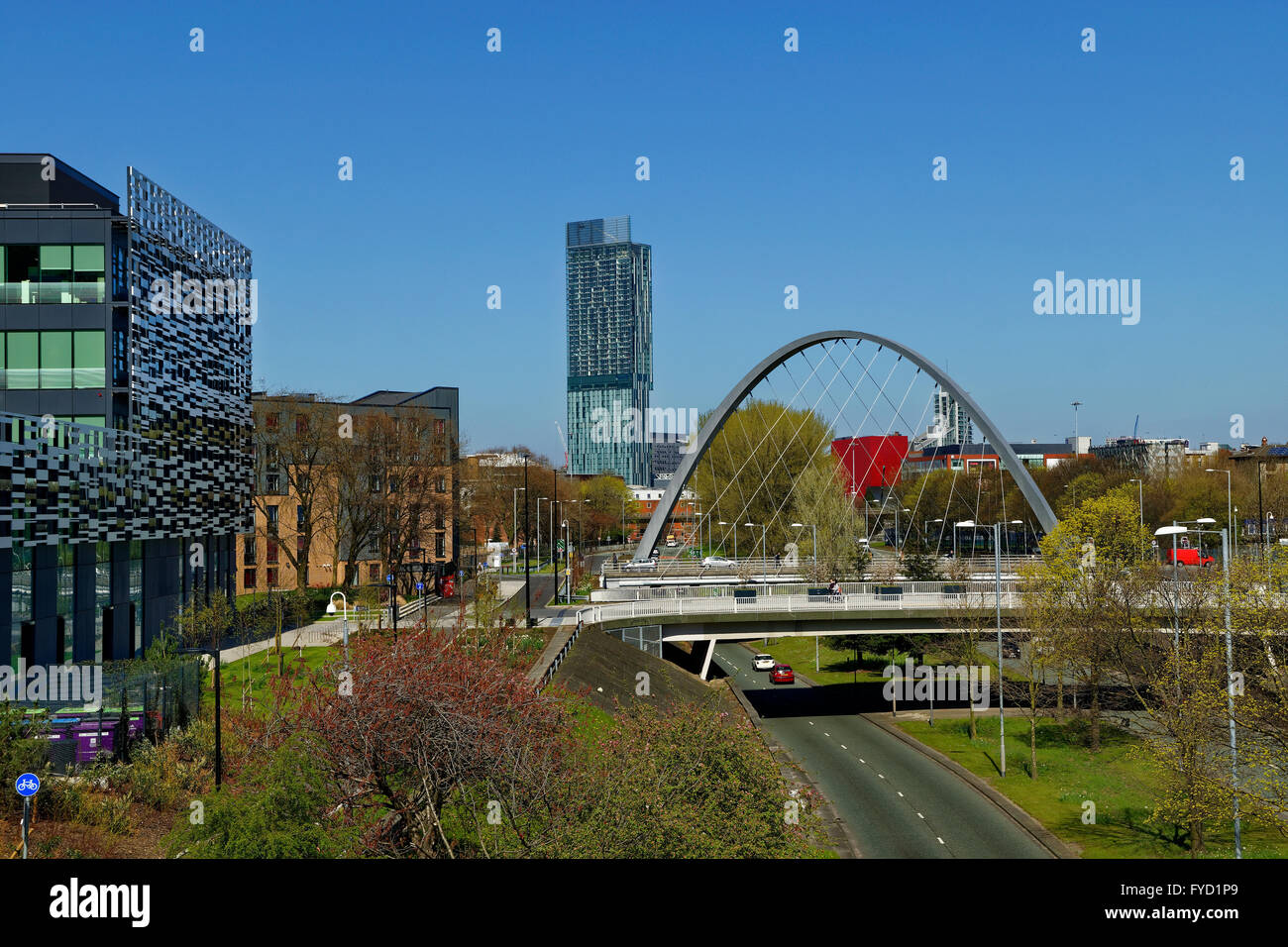 Ältere (2017) Skyline von Manchester von Süden mit Hulme Arch und Teil der Manchester Metropolitan University auf der linken Seite. Neuere 2021 Aufnahmen, die ich selbst habe. Stockfoto