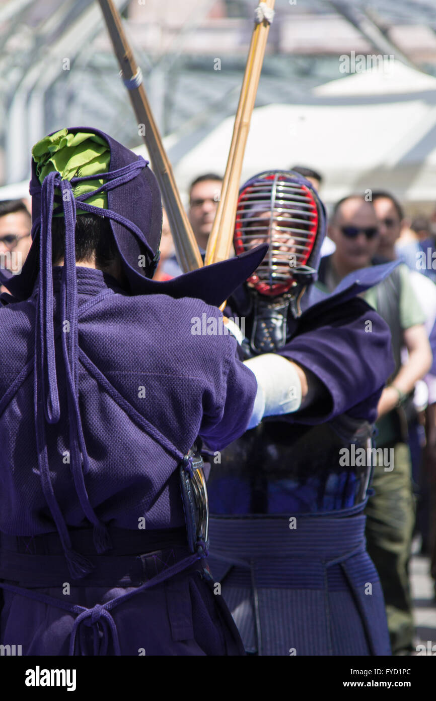 Kendo Kämpfer Spiel in traditioneller Kleidung und Bambus Schwert, japanische  Kampfkunst Stockfotografie - Alamy