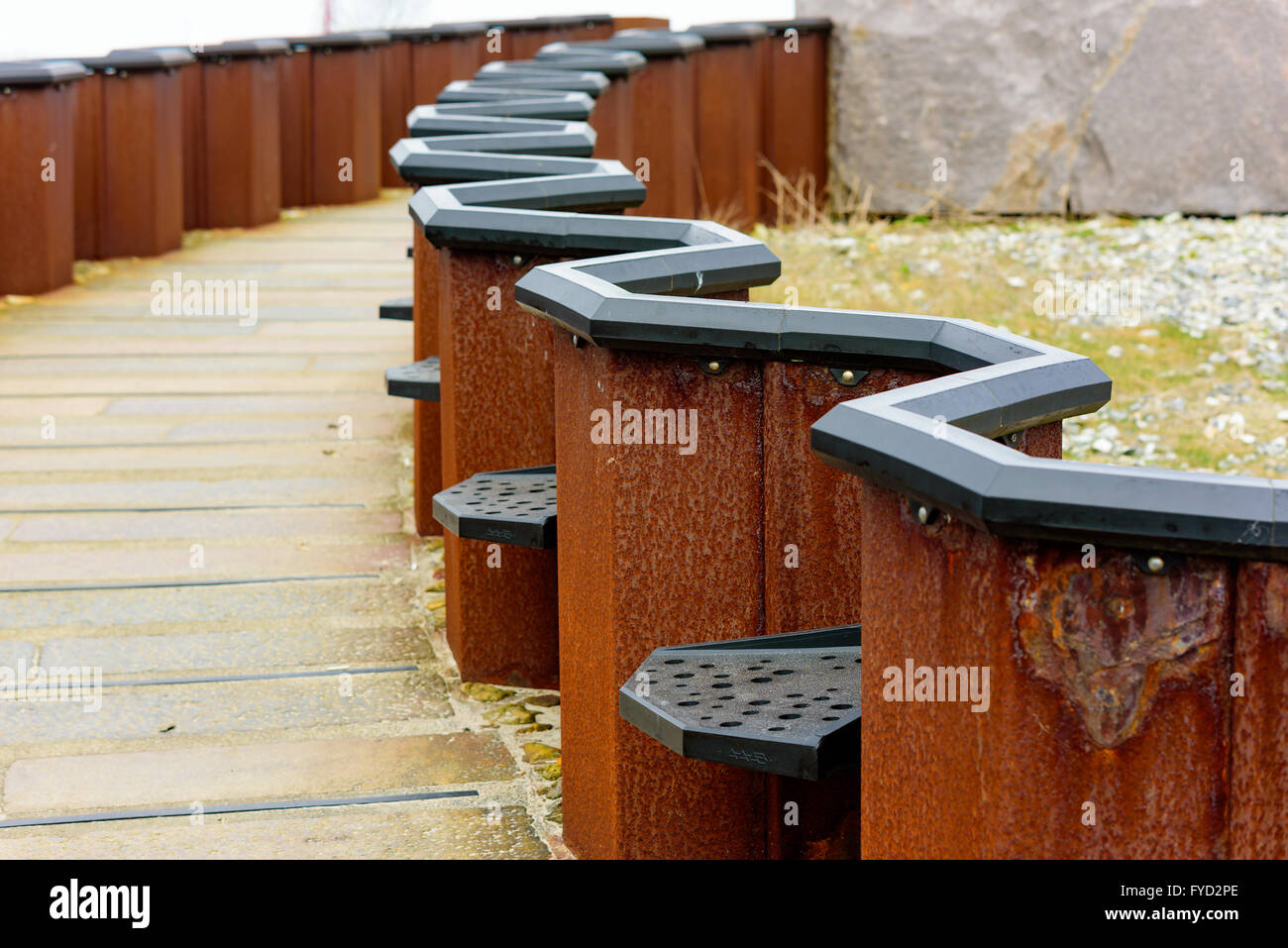 Sehr rostig Sitzreihe zu ruhen. Gehweg an der Seite. Stockfoto