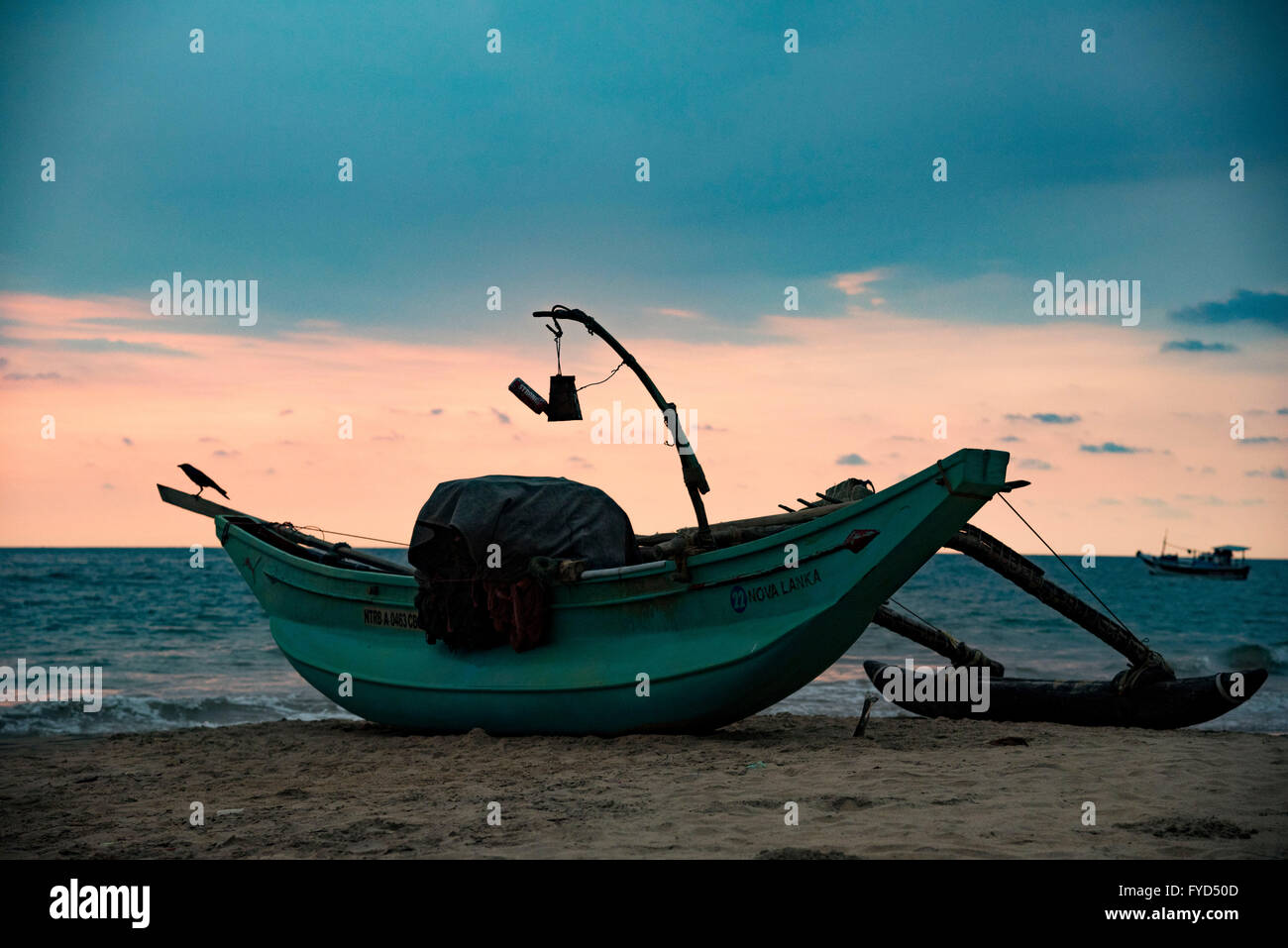 Ein Fischerboot am Strand in Colombo, Sri Lanka. Stockfoto