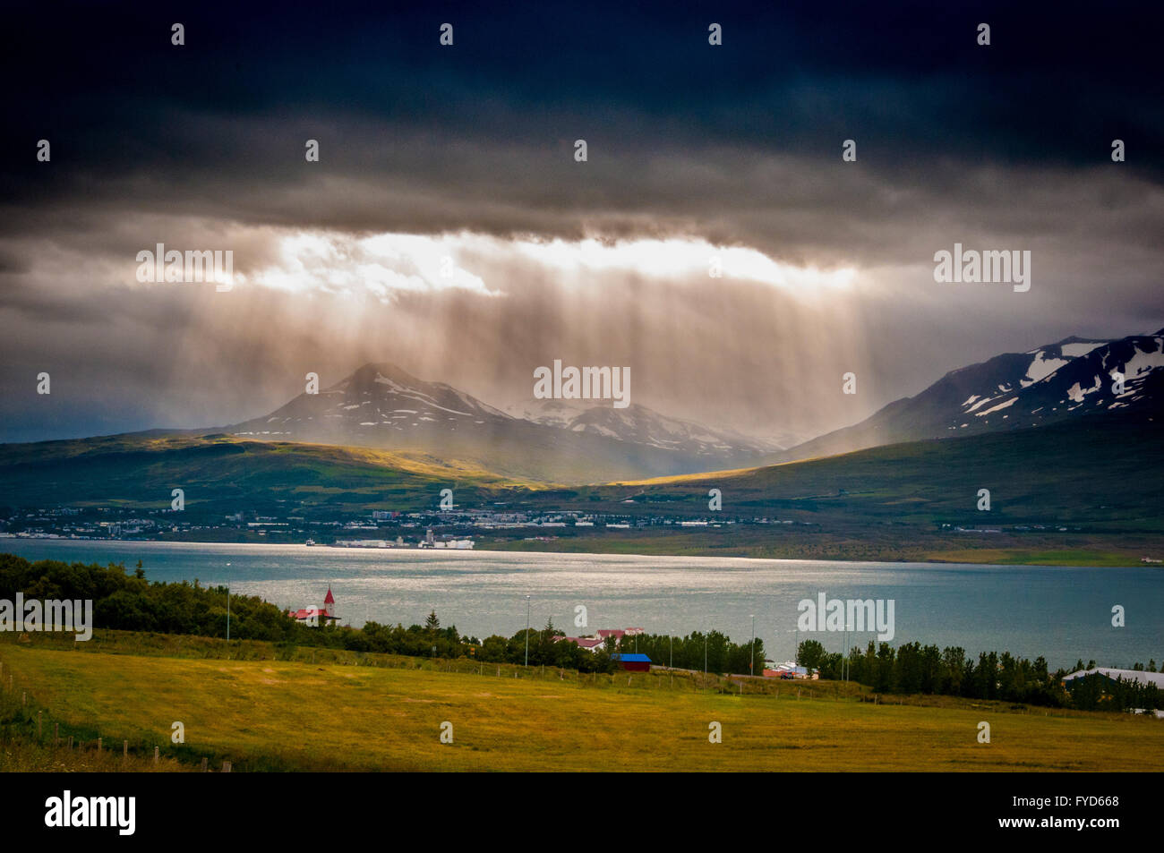 Der Hafen von Akureyri und Eyjafjörður - der längste Fjord in Island. Stockfoto