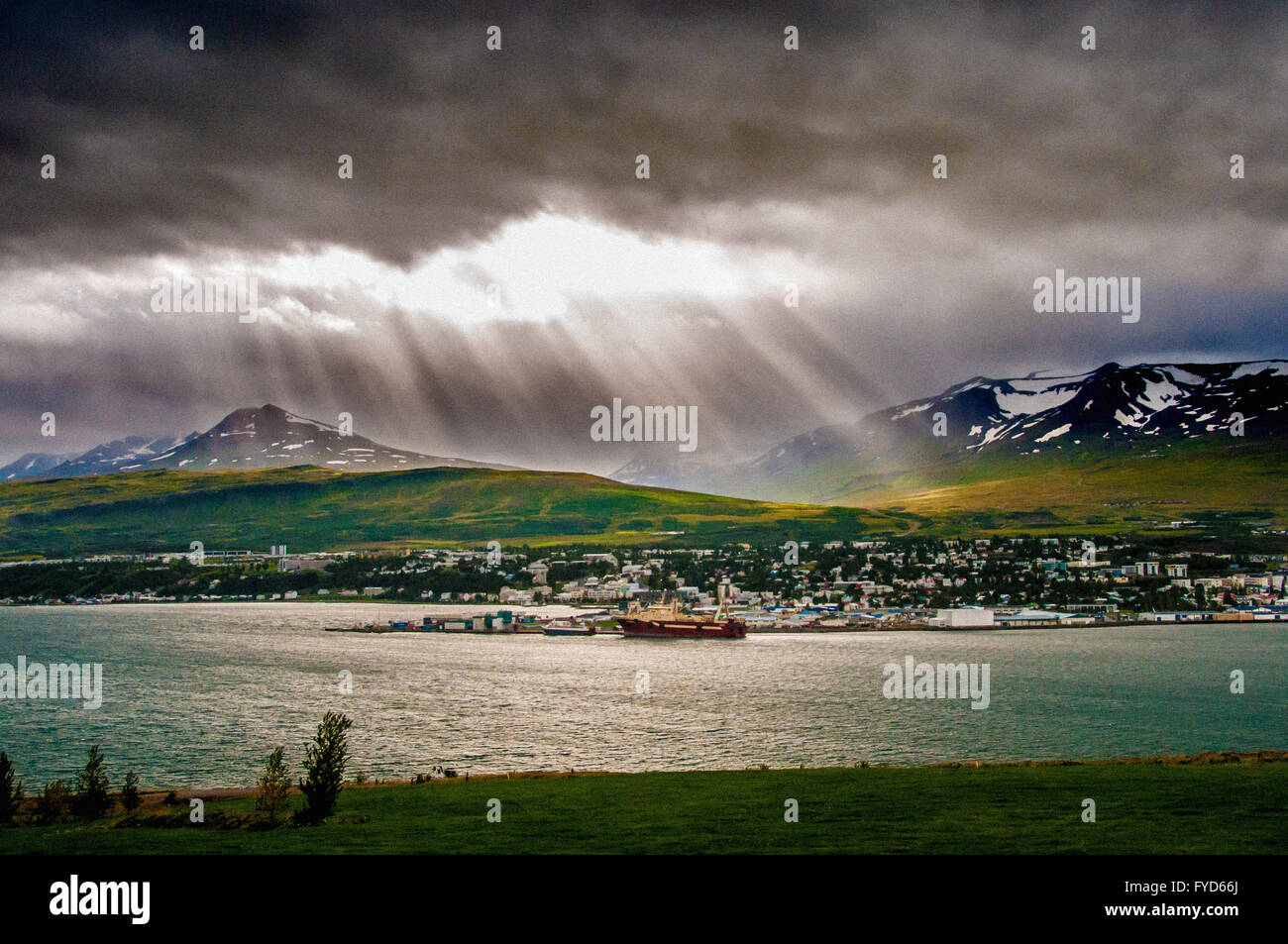 Der Hafen von Akureyri und Eyjafjörður - der längste Fjord in Island. Stockfoto