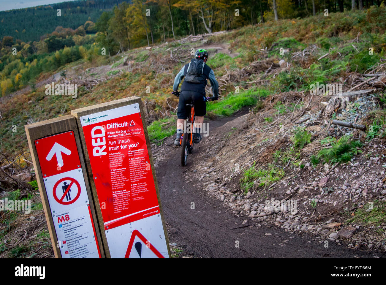 Rot schwer Mountain Bike Trail Schild mit Fahrer im Hintergrund Folgendes  zu verfolgen Stockfotografie - Alamy