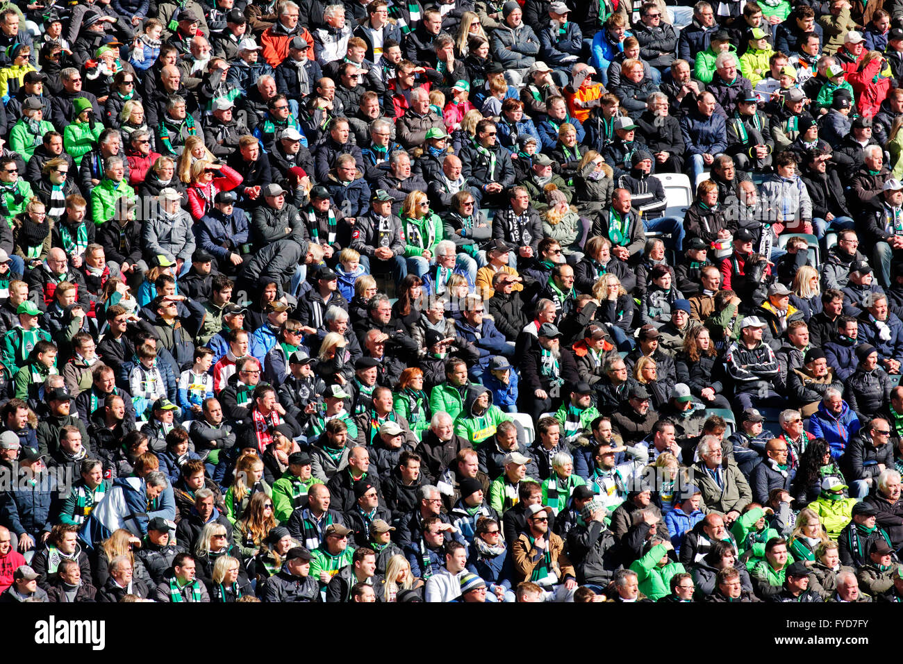 Sport, Fußball, Bundesliga, 2015/2016, Borussia Moenchengladbach gegen TSG 1899 Hoffenheim 3:1, Borussia-Park-Stadion, Fußball-Fans, Besucher Stockfoto