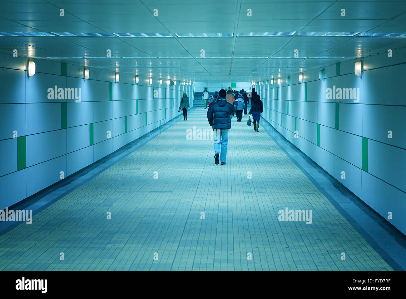 U-Bahn-Korridor und Menschen zu Fuß durch Stockfoto