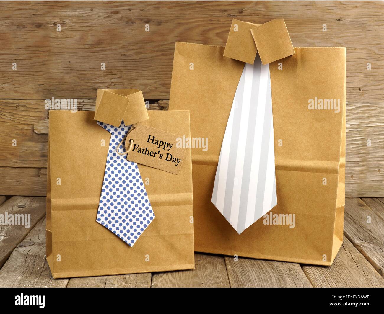 Väter Tag handgemachte Hemd und Krawatte Geschenktüten mit Grußkarte auf  Holz Hintergrund Stockfotografie - Alamy
