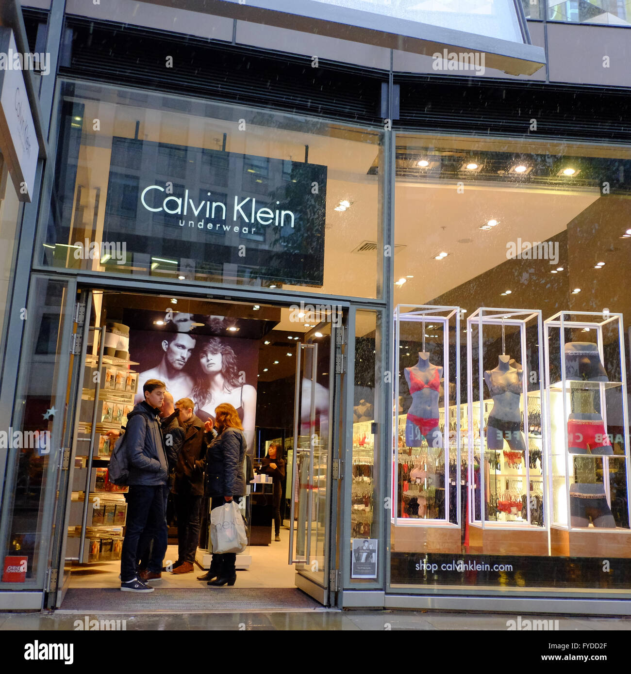 Calvin Klein Underwear speichern in London mit Menschen in Tür  Stockfotografie - Alamy